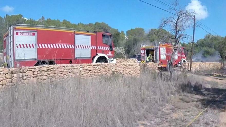 Actuación de los bomberos en el incendio del Camí de sa Font des Murtar, en Santa Eulària. | BOMBERS D’EIVISSA