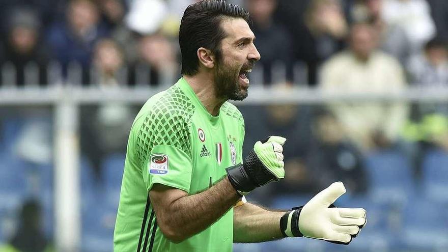 Buffon celebra la victoria del Juventus sobre el Sampdoria en el partido en el que se convirtió en el jugador con más minutos de la historia del club.