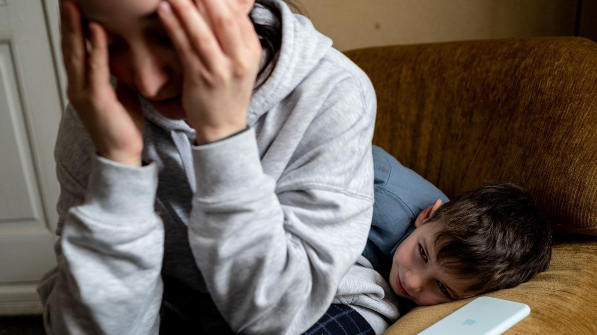 Un joven y un niño que huyen de la guerra de Ucrania se refugian en una escuela en Drohobych