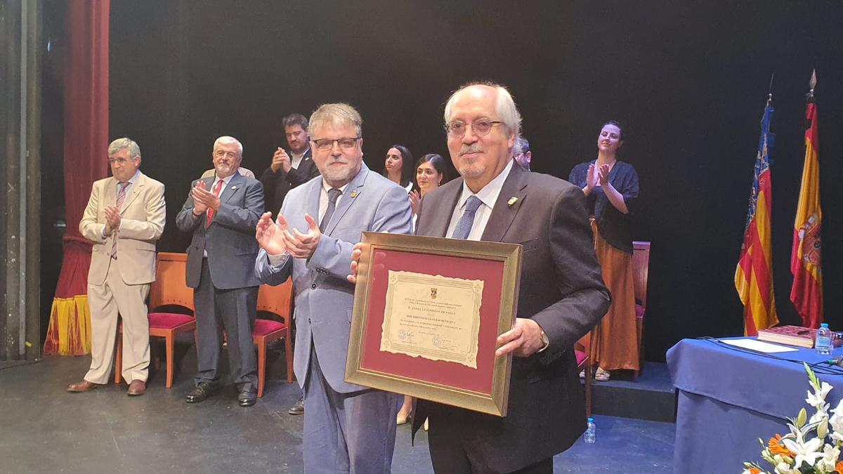 Ángel Luis Prieto de Paula tras recibir el título de mano del alcalde Fulgencio Cerdán.