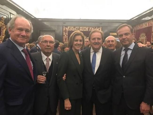 Salto, acompañado de la ministra de Defensa María Dolores de Cospedal junto a los canarios Rafael Fernández Valverde, vocal del Consejo del Poder Judicial, José Antonio Hernández Reja, secretario general de GEMAEM; Pedro Agustín del Castillo, presidente de Binter Canarias y José Ramón Navarro, presidente de la Audiencia Nacional