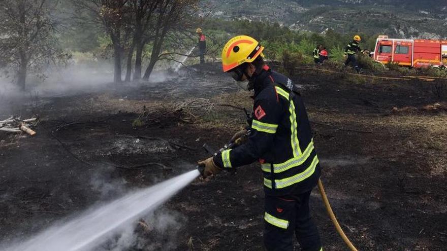 Bomberos y bomberos forestales interviniendo en la extinción del incendio de Balones