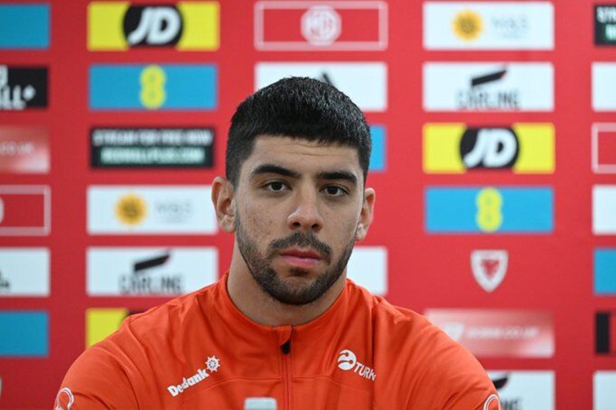 Cenk en la rueda de prensa previa al choque ante Gales