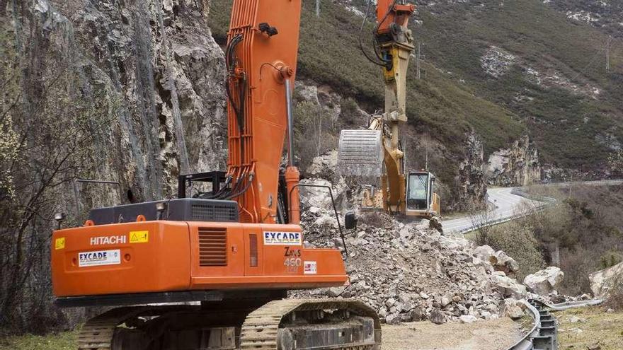 Las máquinas trabajando en el argayo que corta desde el jueves el Corredor del Nalón.