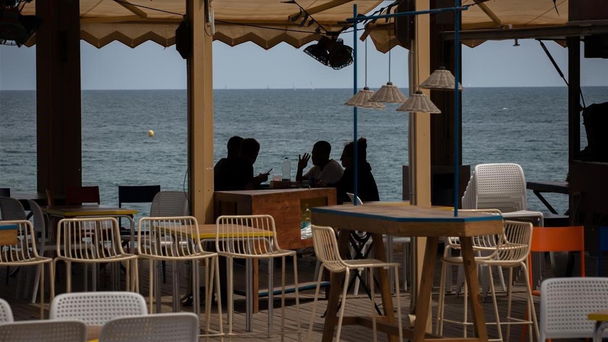 Terraza de un chiringuito de playa de Barcelona, el 25 de mayo del 2020