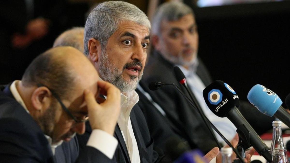 Khaled Meshal gesticula al anunciar el nuevo documento político de Hamás, en Doha (Catar), el 1 de mayo.