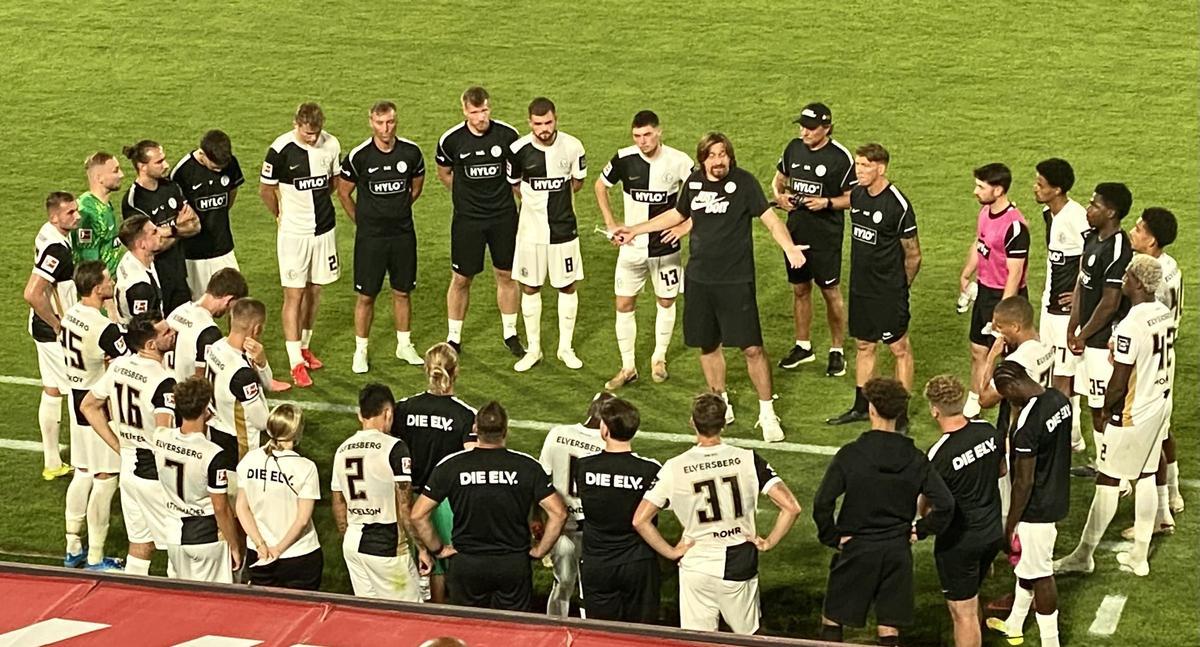 Nach dem Spiel versammelt Trainer Wagner die SVE-Mannschaft um sich für eine erste Manöverkritik.