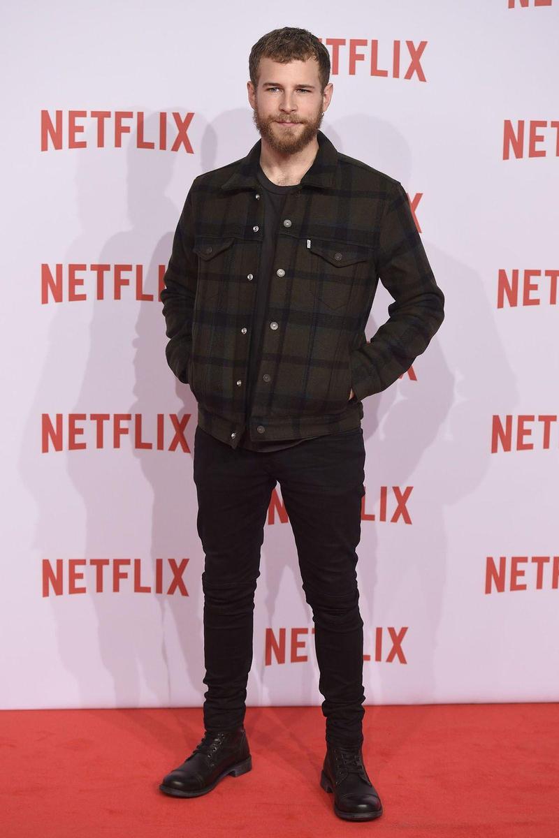 Álvaro Cervantes en el estreno del canal Netflix