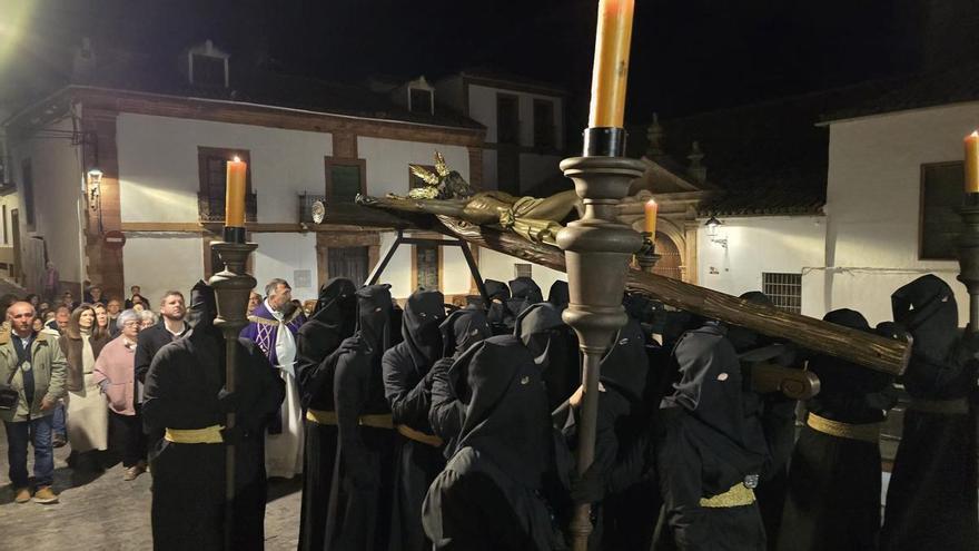 Devoción y solemnidad dibujan el Lunes Santo la antesala de la Pasión en los pueblos