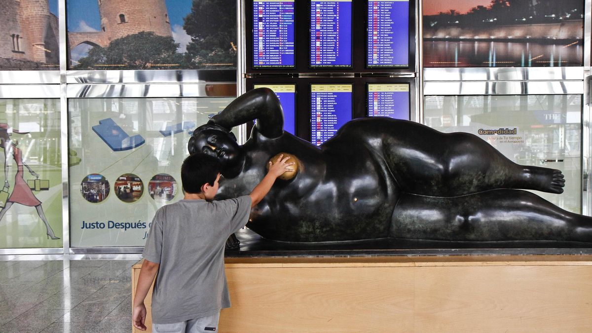 'Mujer recostada', de Fernando Botero, en su antigua ubicación de la cuarta planta frente a los filtros de seguridad