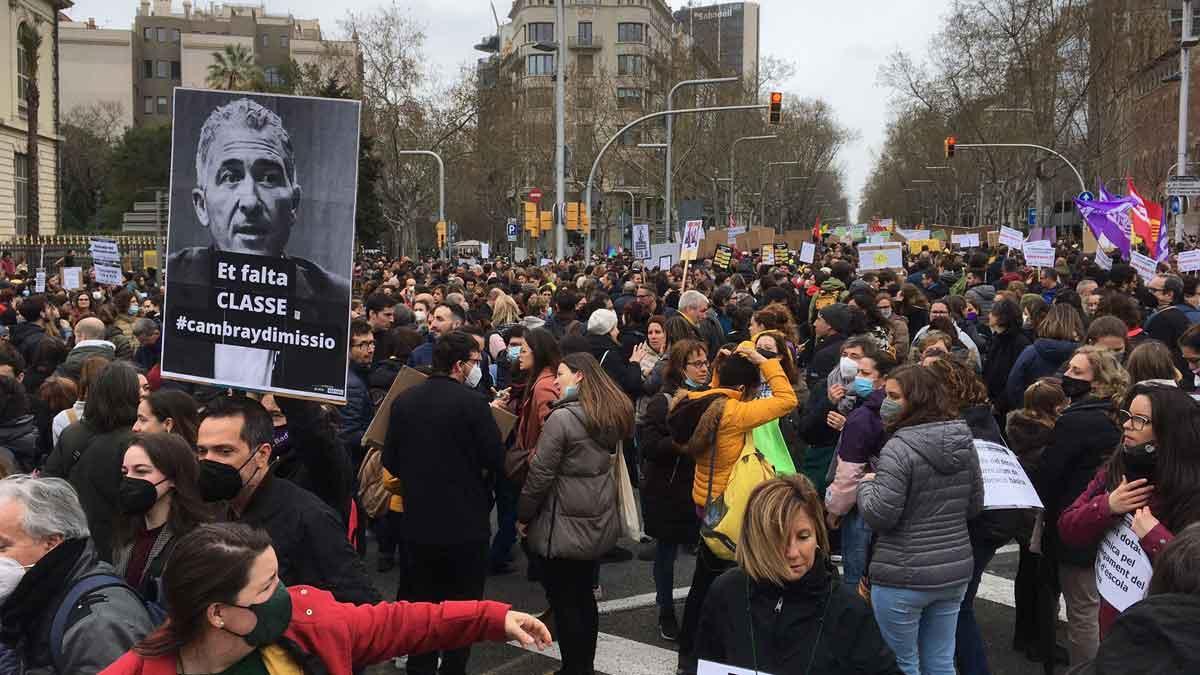 Manifestación de maestros en la confluencia de la Diagonal con el paseo de Gràcia de Barcelona.