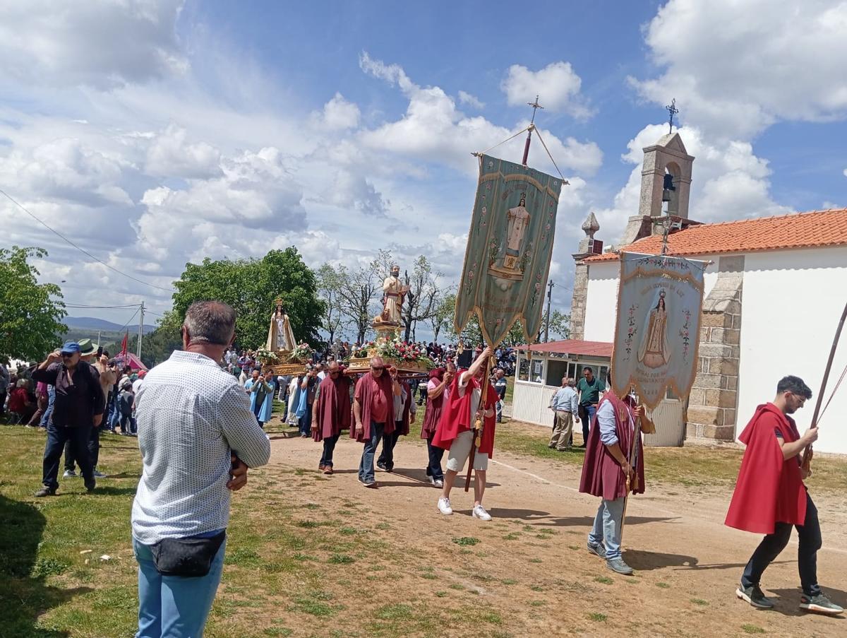 GALERÍA | La romería de la Virgen de la luz hermana a zamoranos y mirandeses