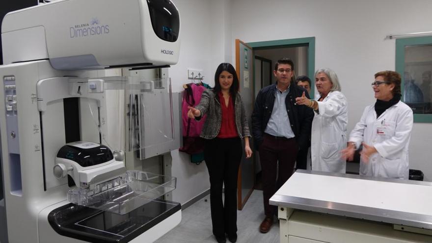 Pla, Rodríguez y Llaudes durante la visita para ver el nuevo mamógrafo del hospital de Ontinyent