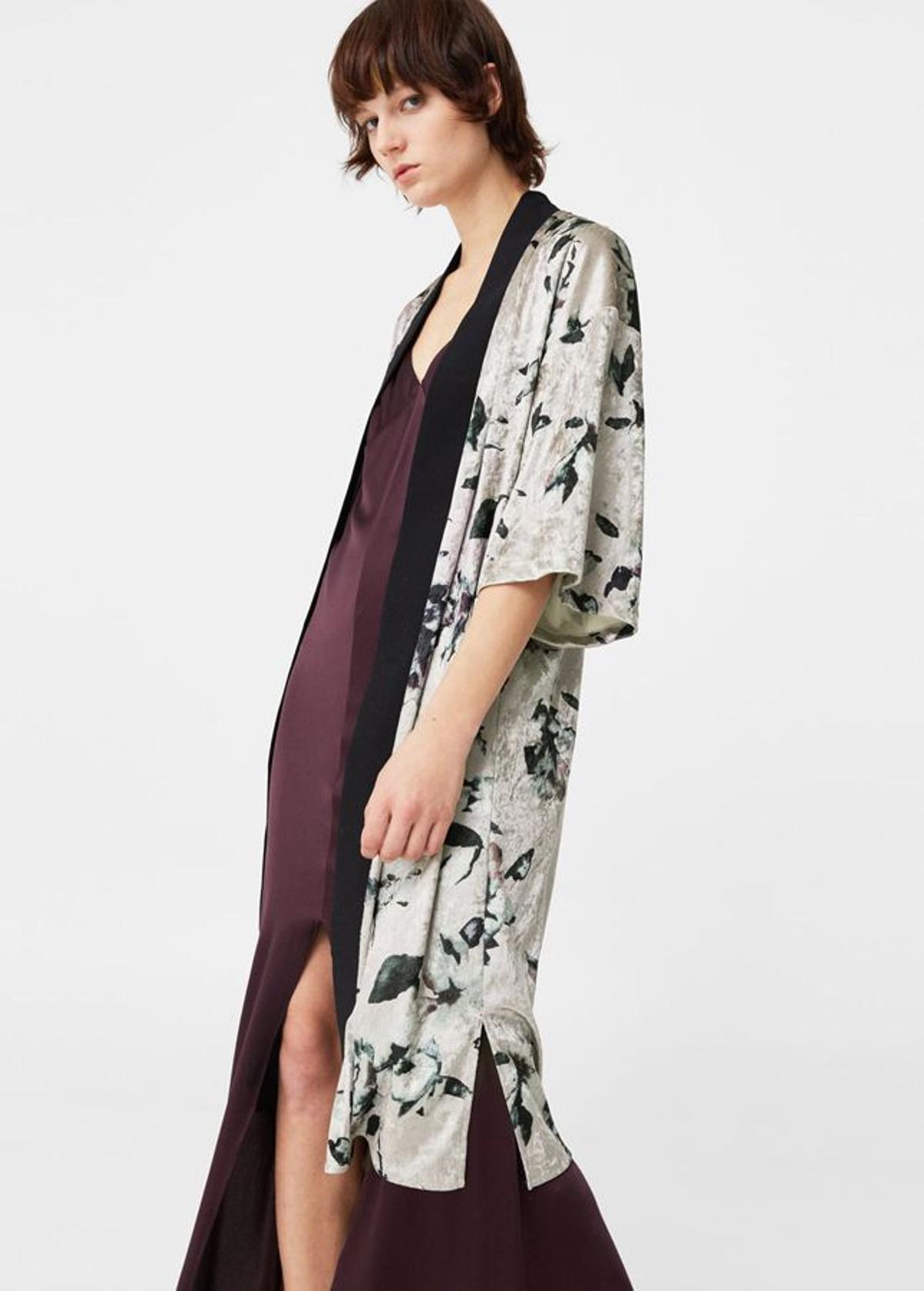 Kimonos largos: de terciopelo, de Mango, 29,99 euros