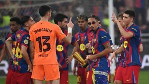 Jeddah (Saudi Arabia), 11/01/2026.- Players of Barcelona celebrate with the trophy after winning the Spanish Super Cup final soccer match between Barcelona and Real Madrid in Jeddah, Saudi Arabia, 11 January 2026. (Arabia Saudita) EFE/EPA/STRINGER
