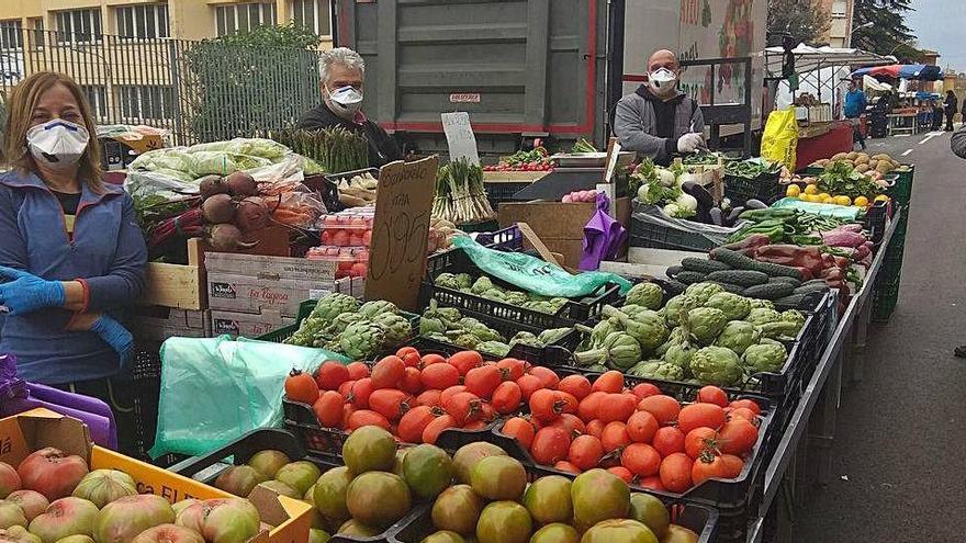 Parada de verdura al mercat de la Font dels Capellans de Manresa