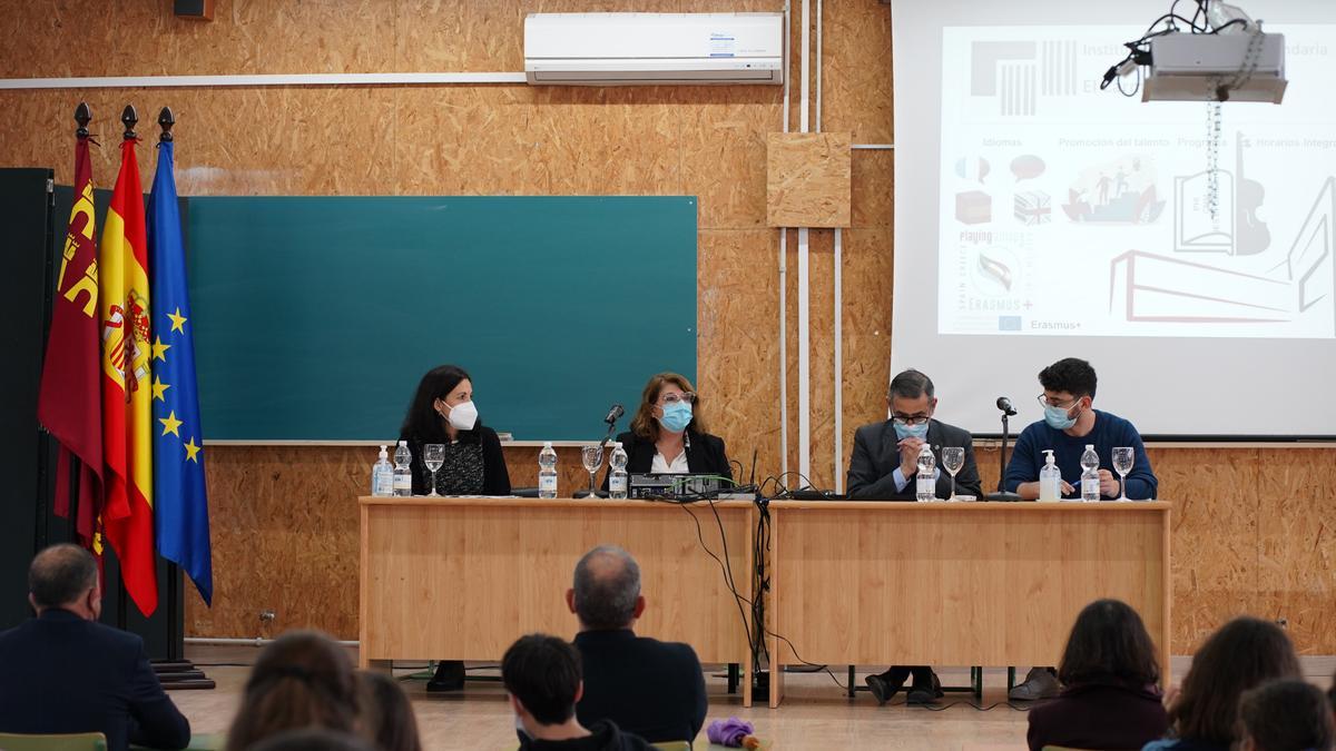 La firma de los dos convenios, a la que asistieron Campuzano y Luján, tuvo lugar en el IES El Carmen.