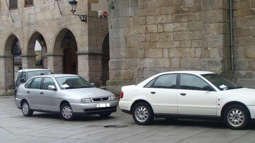 Coches aparcados en el casco histórico de Betanzos.