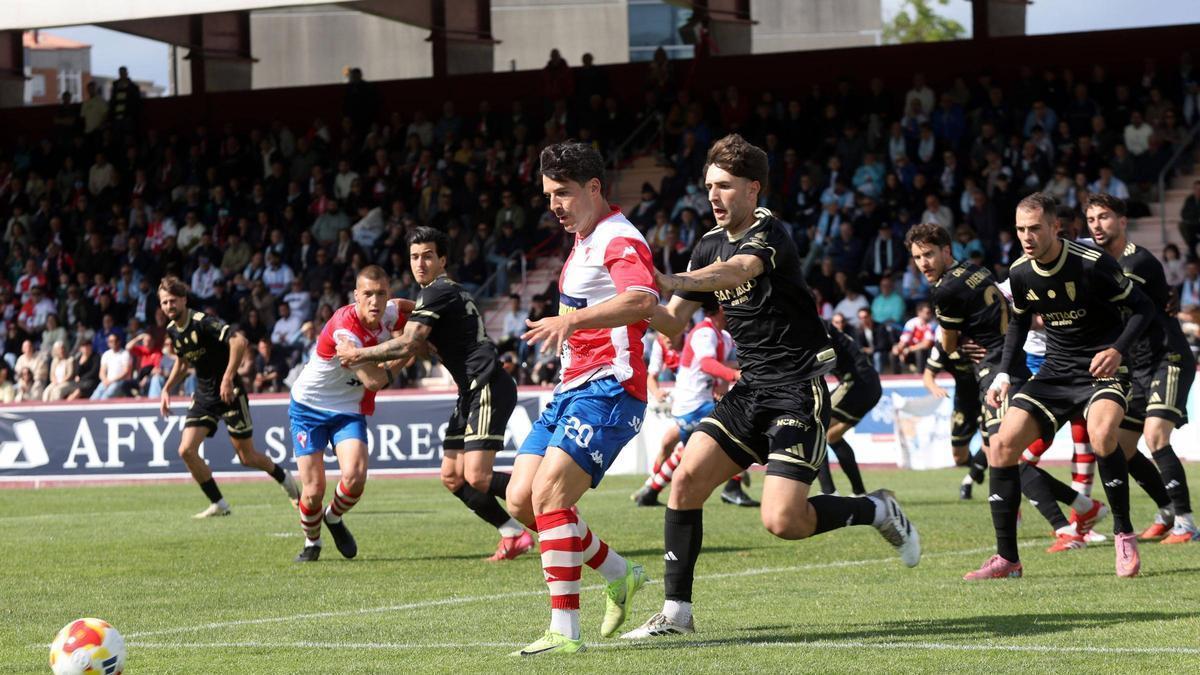 Las imágenes del duelo trascendental entre el Arosa y el Compostela