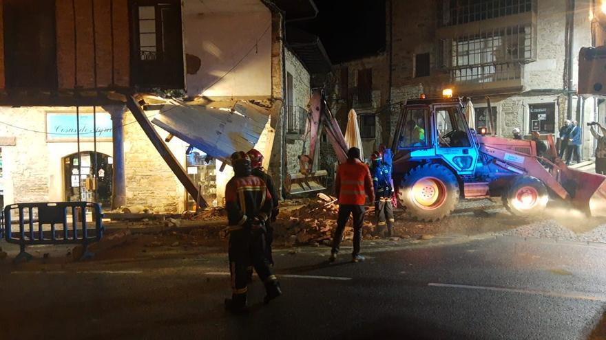 VÍDEO | Los bomberos desescombran de madrugada tras el accidente de tráfico en Puebla de Sanabria