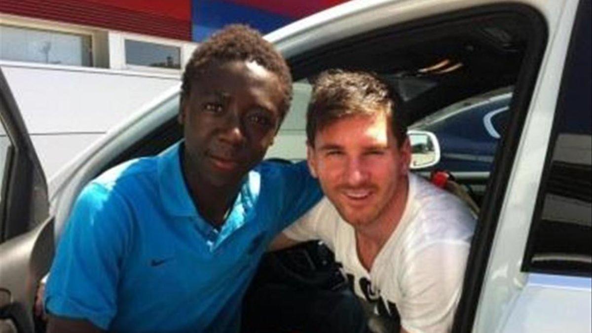 Bobby Adekanye con Leo Messi en la Ciutat Esportiva Joan Gamper
