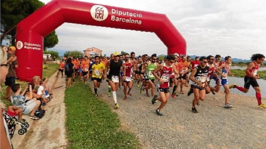 Els participants de la cursa de 10 quilòmetres de la Dream Runners Manresa, ahir a la tarda, en el moment de la sortida