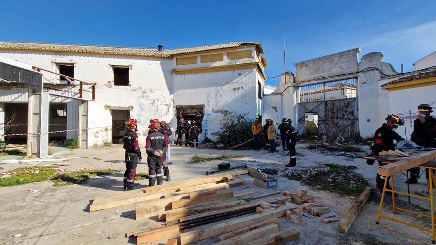 La UME desarrolla sobre el terreno un ejercicio de rescate urbano en Baena