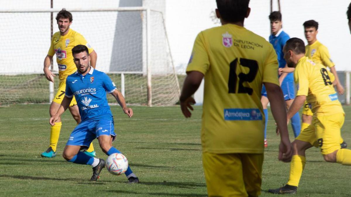 Un jugador del CD Villaralbo controla el cuero entre rivales. | Ana Burrieza