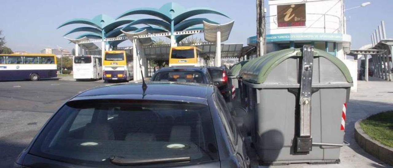 Vehículos aparcados en la estación de autobuses de Cangas, donde se llevó a cabo un control. // Santos Álvarez