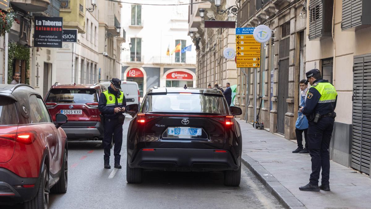 Policia local de Alicante pide la documentaicon a un conductor de VTC.