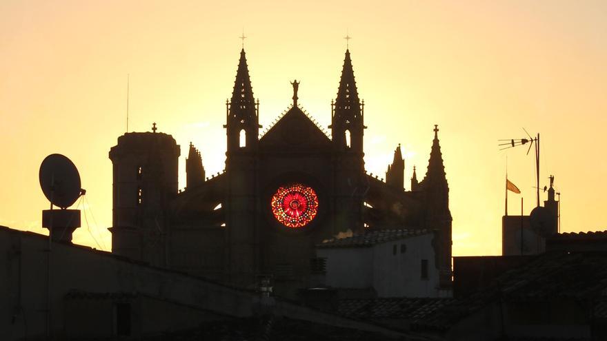 Explosión de luz en el rosetón mayor de la Catedral de Mallorca