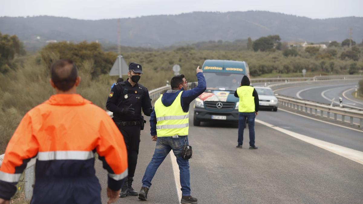 Los piquetes de transportistas se organizan en la N432 para impedir el paso de camiones.