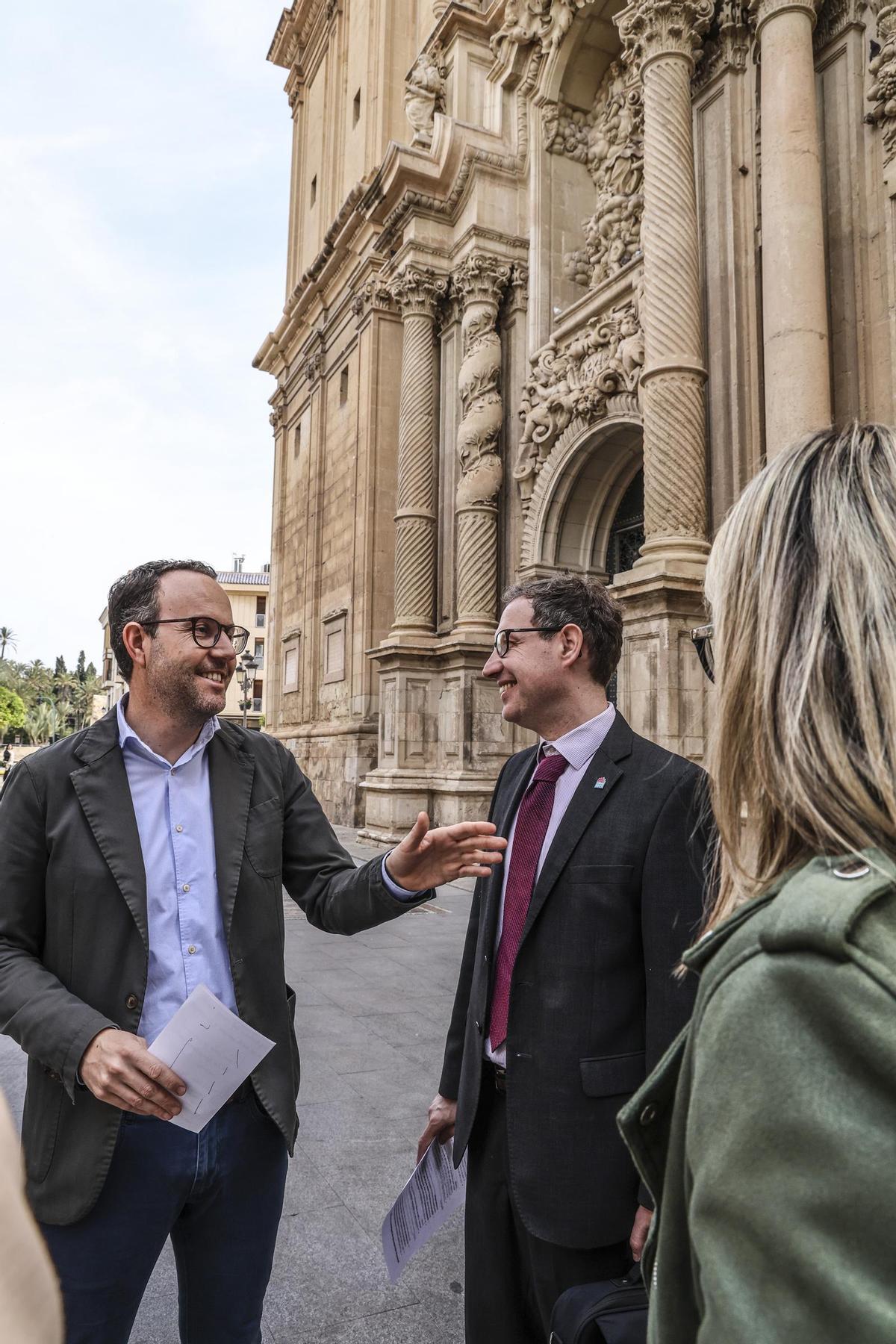 El edil socialista Héctor Díez conversa con el eurodiputado Doménec Ruiz