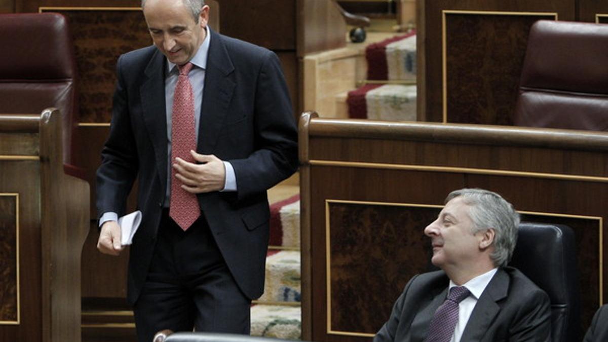 El portavoz del PNV en el Congreso, Josu Erkoreka, se dirige a la tribuna ante la mirada del ministro de Fomento en funciones, José Blanco.