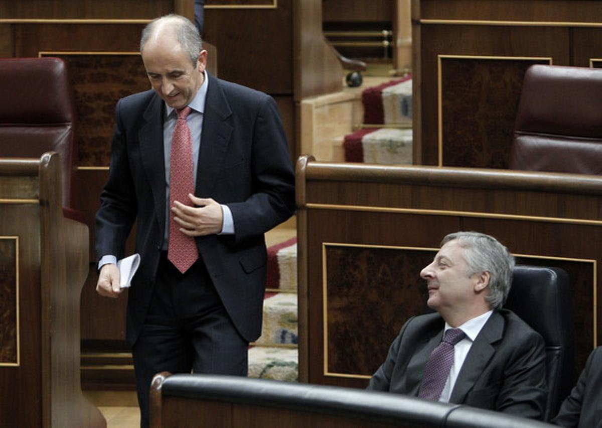 El portaveu del PNB al Congrés, Josu Erkoreka, es dirigeix a la tribuna davant la mirada del ministre de Foment en funcions, José Blanco. El portaveu del PNB al Congrés, Josu Erkoreka, es dirigeix a la tribuna davant la mirada del ministre de Foment en funcions, José Blanco.