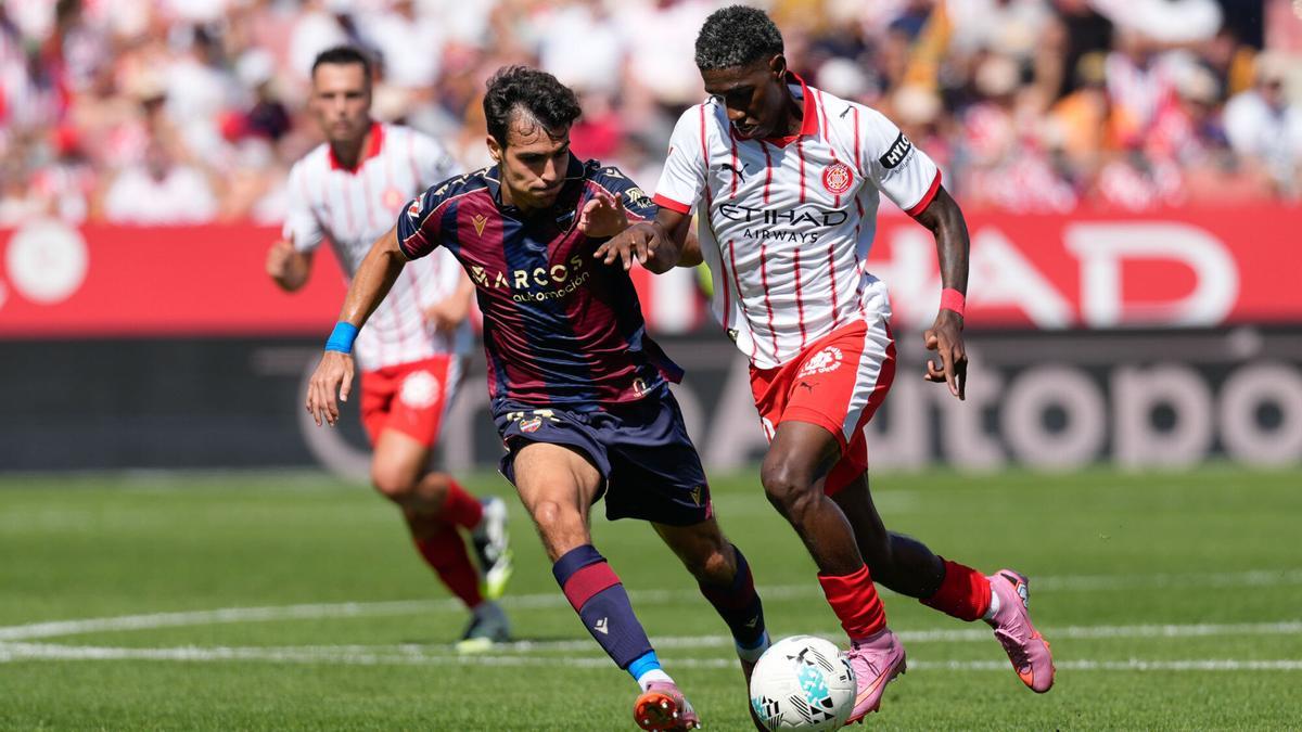 GIRONA (ESPAÑA), 20/09/2025.- El delantero del Girona, Yáser Asprilla (d) lucha por el balón con el defensa Manu Sánchez (i) del UD Levante durante el partido de LaLiga disputado este sábado en el estadio municipal de Montilivi en Girona. EFE/David Borrat