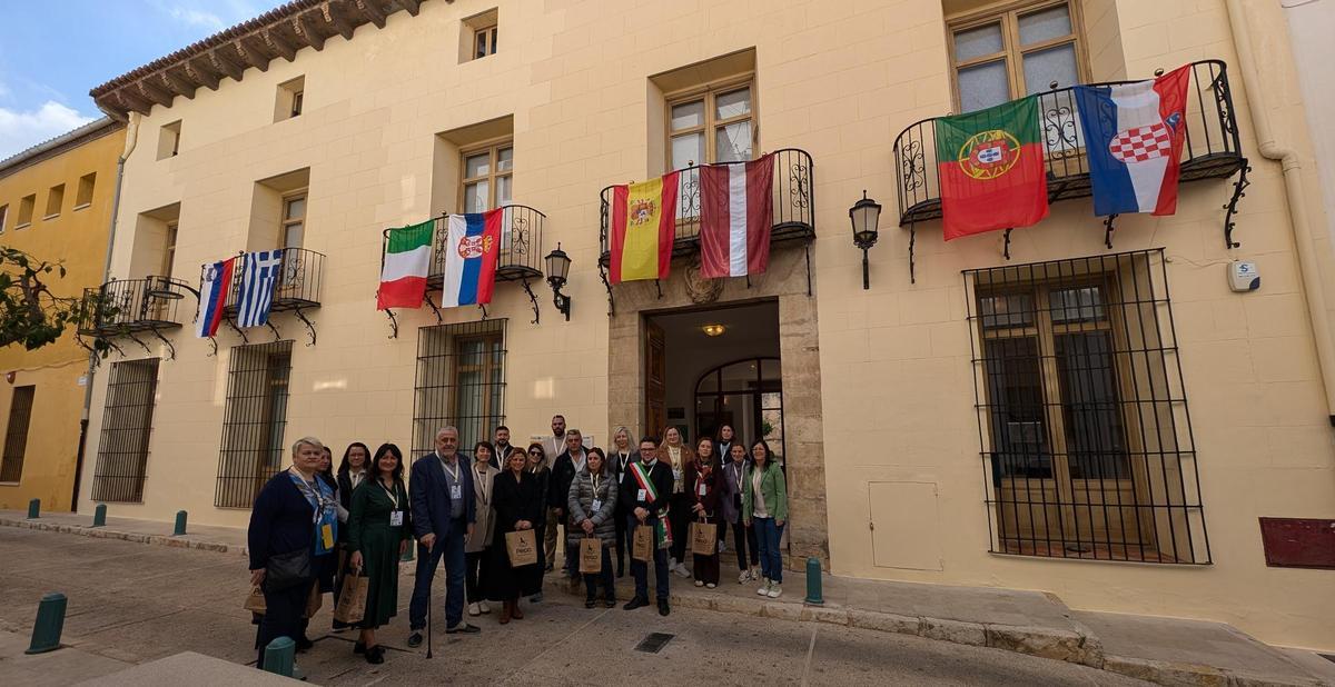 Los participantes junto al alcalde y los ediles, en la puerta de la Casa de Cultura