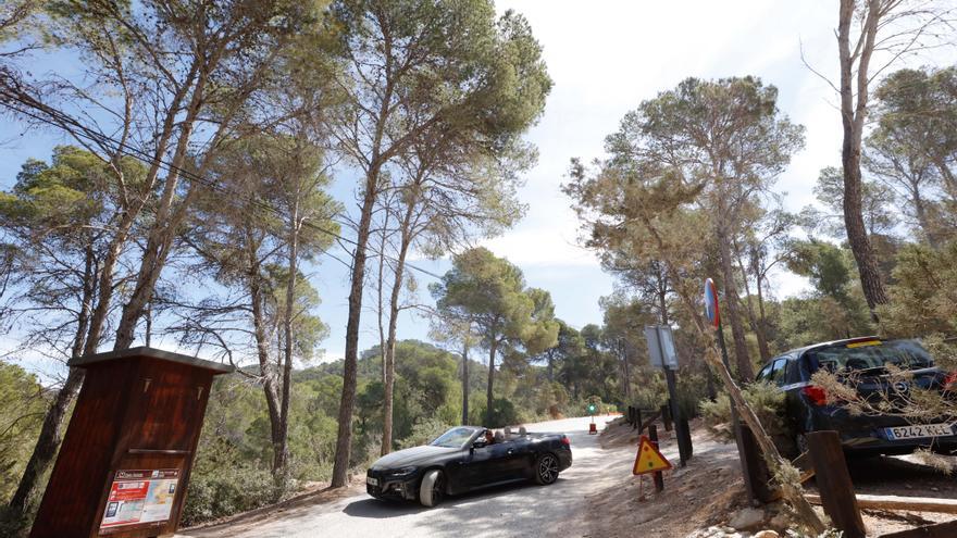 Un retraso en la licitación impide poner en marcha el control del acceso de vehículos a Cala Salada previsto para el 1 de mayo