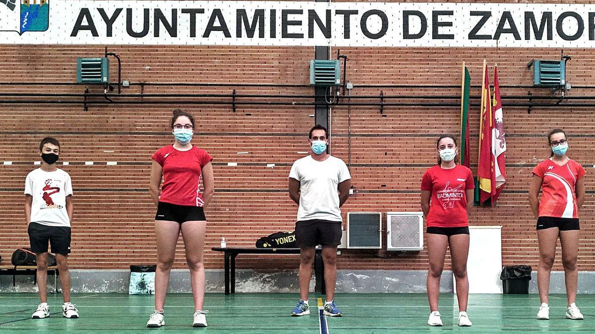 Los jugadores del CD Bádminton Zamora posan en el interior del Manuel Camba. | Cedida