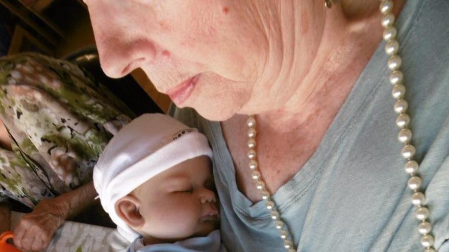 La Bisbal introdueix ninos bebès hiperrealistes per fer teràpia a la gent gran