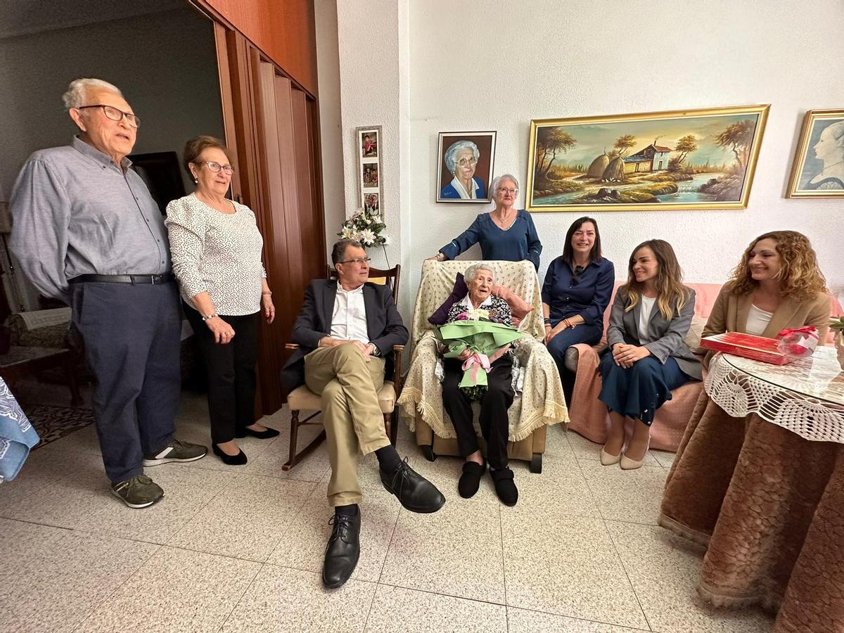 Parte de la Corporación municipal visita a la 'abuela de Espinardo'