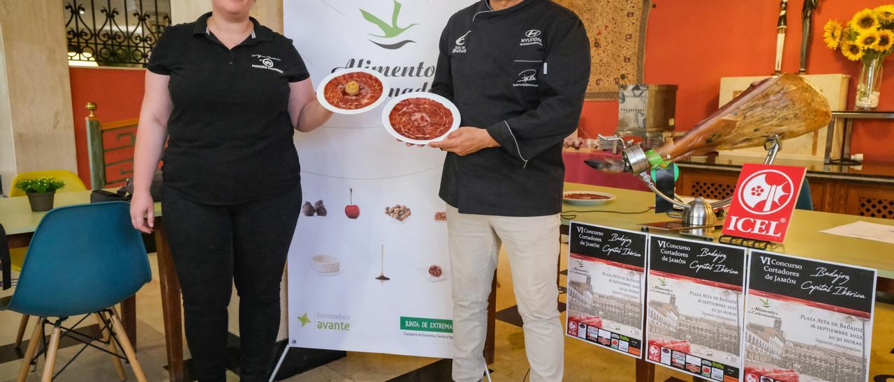 Merche Pizarro y Pepe Alba en la presentación del concurso de cortadores de jamón.