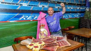 Antonio José Castaño, Toñín el torero, viajará a Sevilla con su capote de la suerte en forma de amuleto.