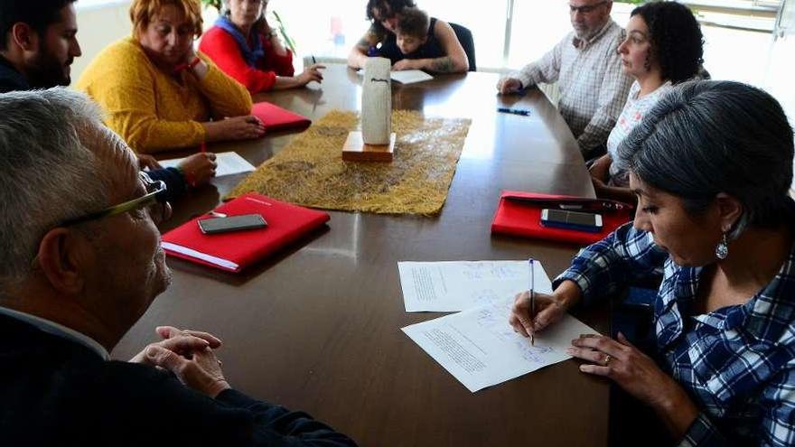 Representantes de ACE, PSOE, BNG y Avante! firmaron ayer el acuerdo de investidura. // G.Núñez