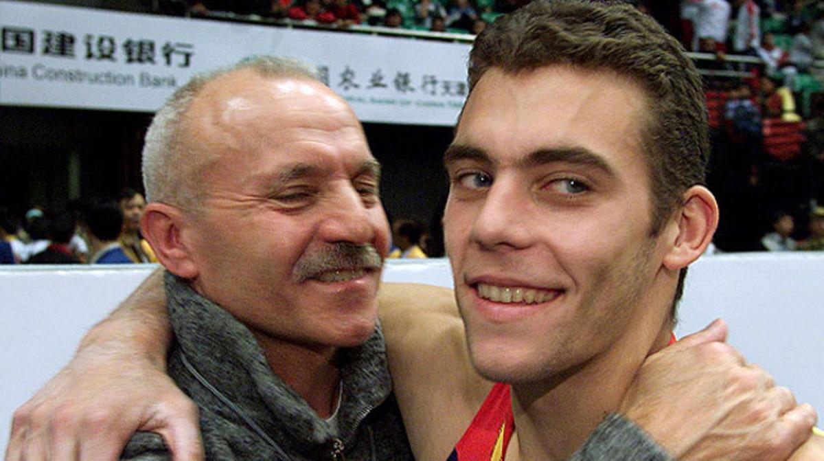 El seleccionador Jesús Carballo i el seu fill, després de guanyar aquest últim un or en els Mundials del 1999. El seleccionador Jesús Carballo i el seu fill, després de guanyar aquest últim un or en els Mundials del 1999.