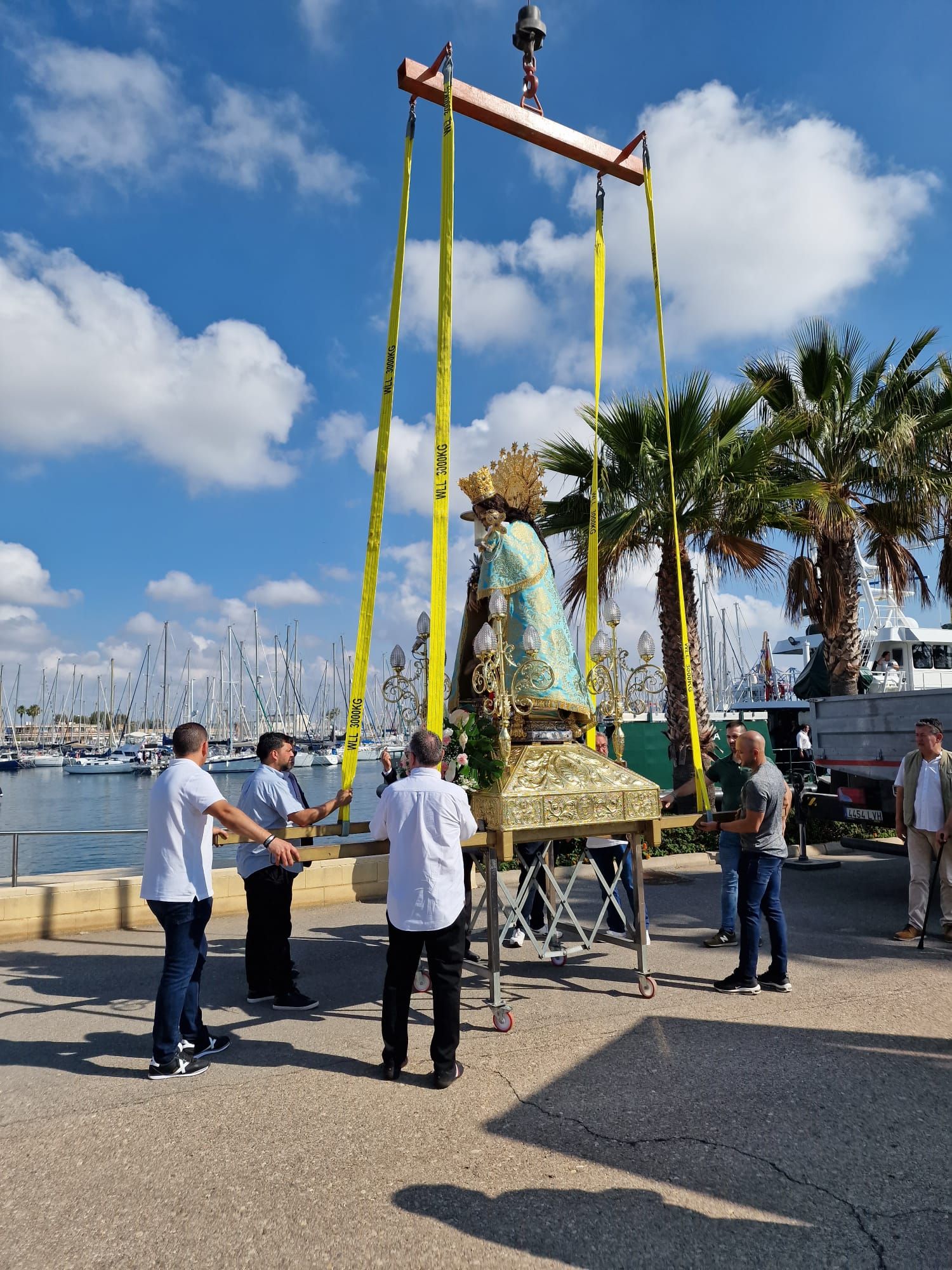 La Virgen en la ofrenda a los buzos en le Club Naútico de València