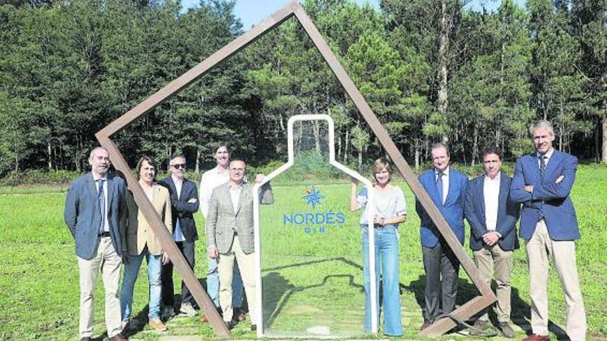 De izda. a dcha., Luis González, Pepe Albela, Xoán Torres, Carlos Martínez, José González, Nava Castro,   Fernando Terry, Juan Luis Méndez y Juan Alegría, ayer, en San Miguel de Sarandón.   | // XOÁN ÁLVAREZ