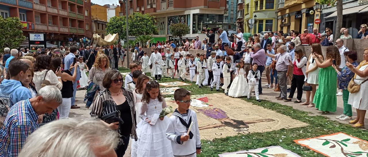 Niños en procesión, junto a una alfombra, en Candás.