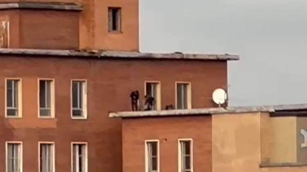 Las dos personas captadas ayer por la tarde sobre la azotea del viejo hospital del Cristo. | LNE