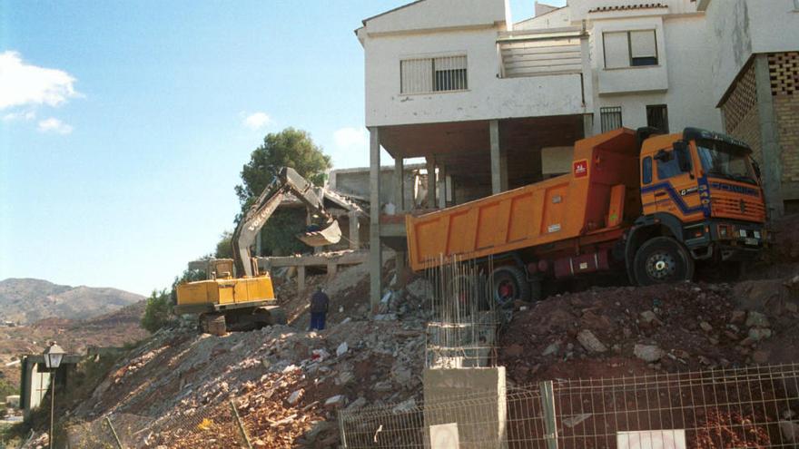 En 2000 se produjo un corrimiento del terreno que supuso la destrucción total o parcial de unas 15 viviendas.